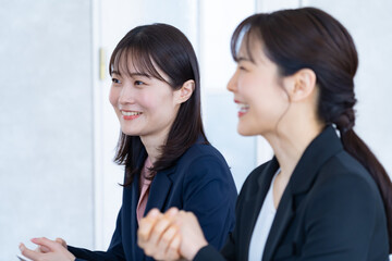 会議をする女性