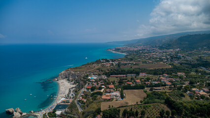 Fototapeta premium Tropea Aerial View – Beach, Town, and Coastal Waters