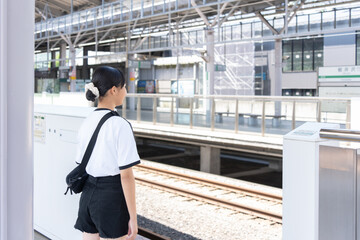電車を待つ10代の女性