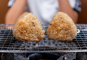 バーベキューで焼くおにぎり