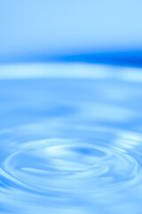 美しい水面の波紋の模様	