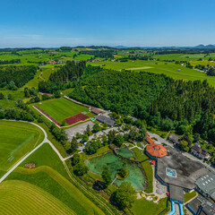 Der Luftkurort Nesselwang am Fuß der Alpspitz im Allgäu von oben, Blick zum Erlebnisbad