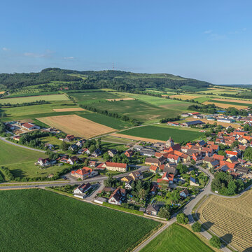 Ausblick auf das Tal der W&ouml;rnitz in Mittelfranken rund um Gerolfingen am Hesselberg