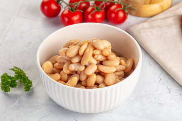 Canned white beans in the bowl
