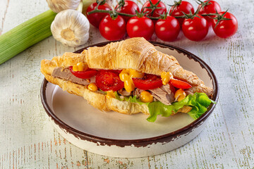 Croissant with tuna, tomato and salad