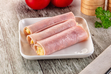 Roll with han and cheese snack