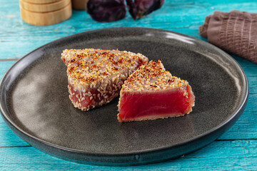 Tuna tataki with sesame seeds