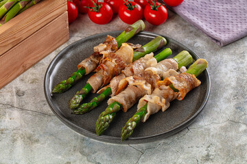 Boiled asparagus with roasted bacon