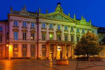 Obraz premium Nachtaufnahme des Primitialplatz mit Primitialpalais in der Altstadt von Bratislava, Slowakei