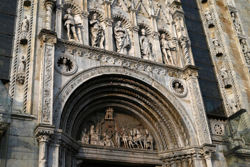 Entrée de la cathédrale Notre-Dame-de-l'Assomption de Côme