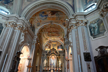 Vue intérieure de l'église de Sant'Andrea Apostolo à Brunate avec ses fresques et son autel