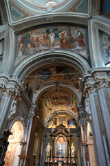 Vue intérieure de l'église de Sant'Andrea Apostolo à Brunate avec ses fresques et son autel