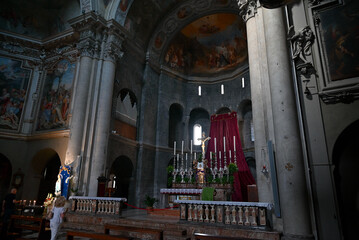 Vue intérieure de la basilique San Fedele à Côme avec ses fresques et son autel
