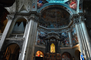 Vue intérieure de la basilique San Fedele à Côme avec ses fresques et son orgue