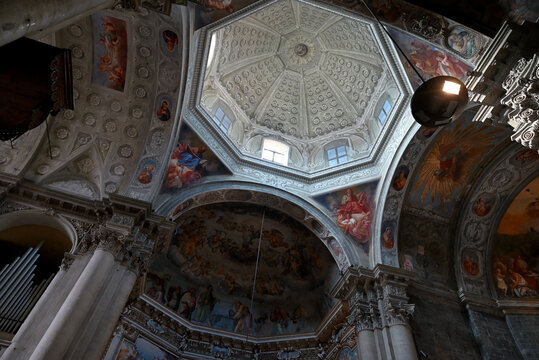 Vue int&eacute;rieure de la basilique San Fedele &agrave; C&ocirc;me avec ses fresques