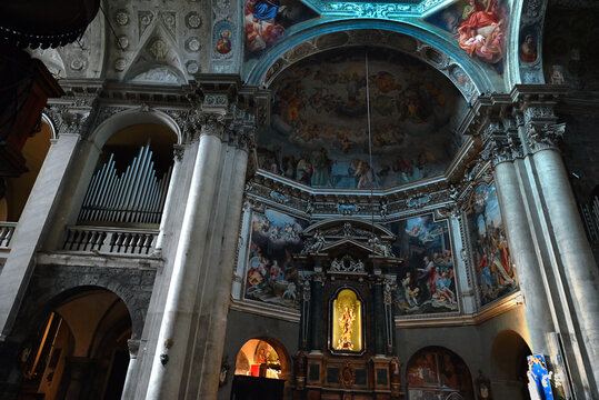 Vue int&eacute;rieure de la basilique San Fedele &agrave; C&ocirc;me avec ses fresques et son orgue