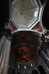Vue intérieure de la basilique San Fedele à Côme avec ses fresques