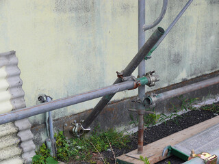A pipe and joints that secure the scaffold against the wall.
A closeup view of the scaffolding...