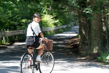 軽井沢でサイクリングを楽しむ10代の女性