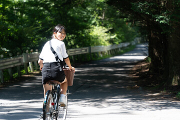 軽井沢でサイクリングを楽しむ10代の女性