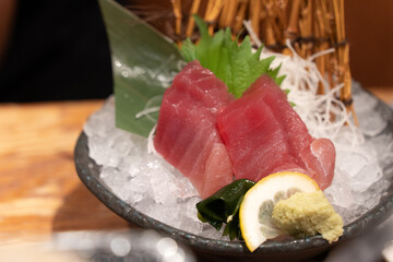 マグロの刺身を盛り付ける