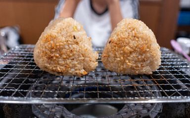 バーベキューで焼くおにぎり