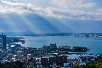 光降り注ぐ関門海峡と港湾20250117