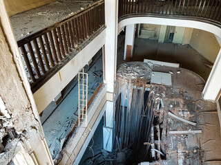 Ein altes Kaufhaus das baufällig war, wird abgerissen.
