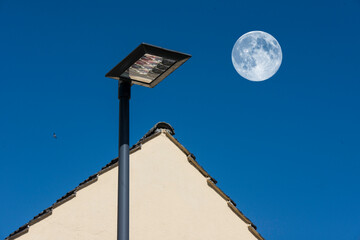 Lampe, Himmel und Mond