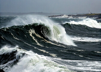 Fototapeta premium Dark black ocean waves