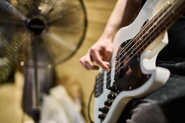 Electric bass groove in dynamic rehearsal setting