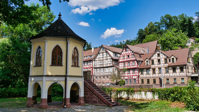 Blick auf den Pavillon der Villa Wagner am Nagoldufer und auf die Bischofstra&szlig;e in Calw