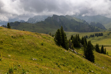 Naklejka premium Dramatic Swiss Alps Landscape with Cloudy Skies in Diemtigtal in the Bernese Alps