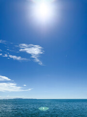 夏の青い空と海と輝く太陽の光