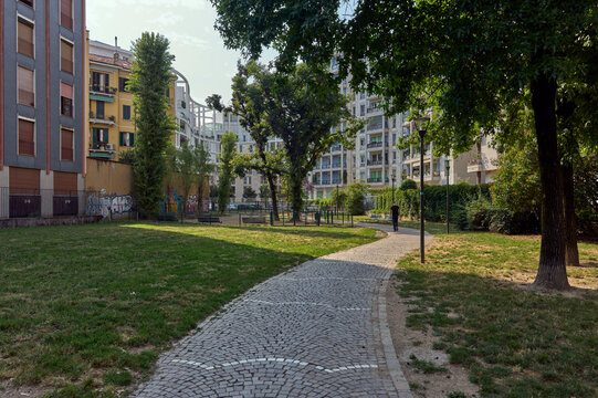 Giardino Sergio Ramelli a Milano durante una soleggiata mattina di primavera con cielo sereno.