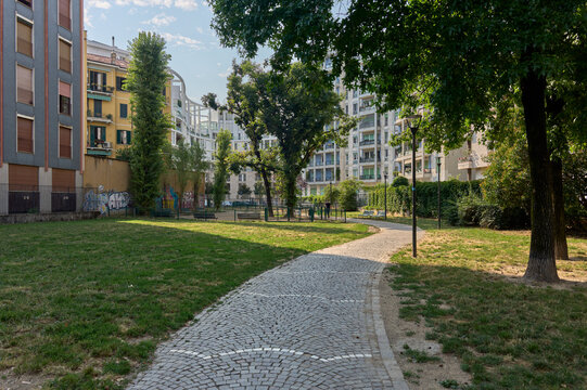 Giardino Sergio Ramelli a Milano durante una soleggiata mattina di primavera con cielo sereno.