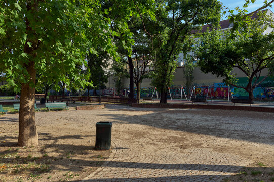 Giardino Sergio Ramelli a Milano durante una soleggiata mattina di primavera con cielo sereno.