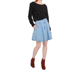 jupe en jean bleu et bottine en nubuck rouge