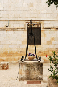 Pozo junto a la Bas&iacute;lica de la Transfiguraci&oacute;n en el Monte Tabor, Israel