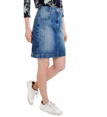 jupe en jean bleu et bottine et basket blanche