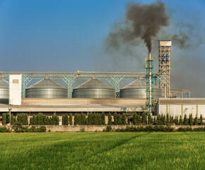 Obraz premium thick smoke from pipe emissions into the atmosphere