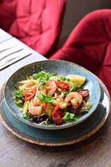 Background view of a gourmet shrimp salad with vegetables and mango, elegantly served on a table in a restaurant. A fresh and colorful dish, ideal for healthy dining
