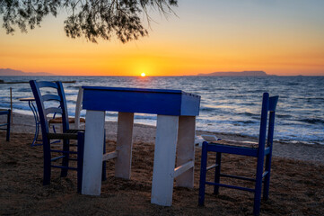 Romantischer Platz am Meer an einem griechischen Strand bei Sonnenuntergang