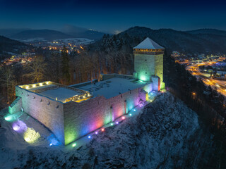 Lot nad zamkiem w Muszynie wieczorem zimą. © rogozinski