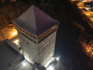Lot nad zamkiem w Muszynie wieczorem zimą. © rogozinski