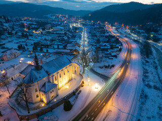 Lot nad centrum Muszyny wieczorem zimą. © rogozinski