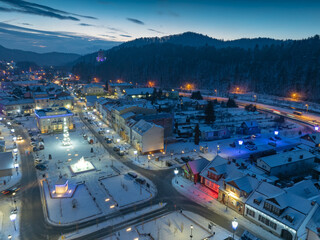 Lot nad centrum Muszyny wieczorem zimą. © rogozinski