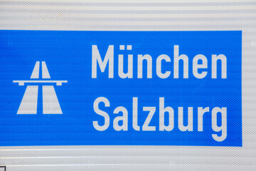 Wegweiser zur Autobahn nach Salzburg und München, Deutschland, Europa