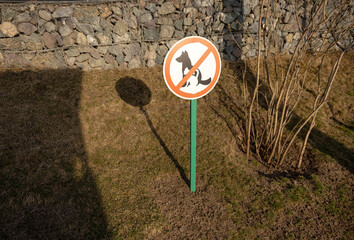 A no dogs allowed sign outdoors.
