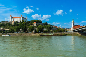 Blick vom anderen Donauufer auf die Burg und den Martinsdom in Bratislava, Slowakei